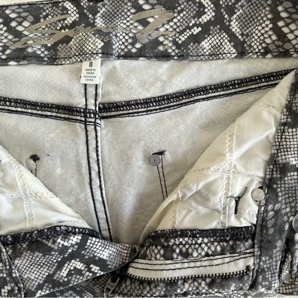 Seven7 Snakeskin 🐍 pattern Jean sz 8 - Picture 4 of 5